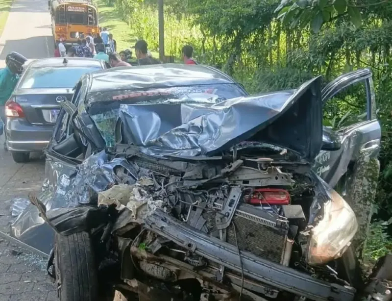 Tres personas lesionadas tras accidente entre autobús y taxi en Nueva Guinea