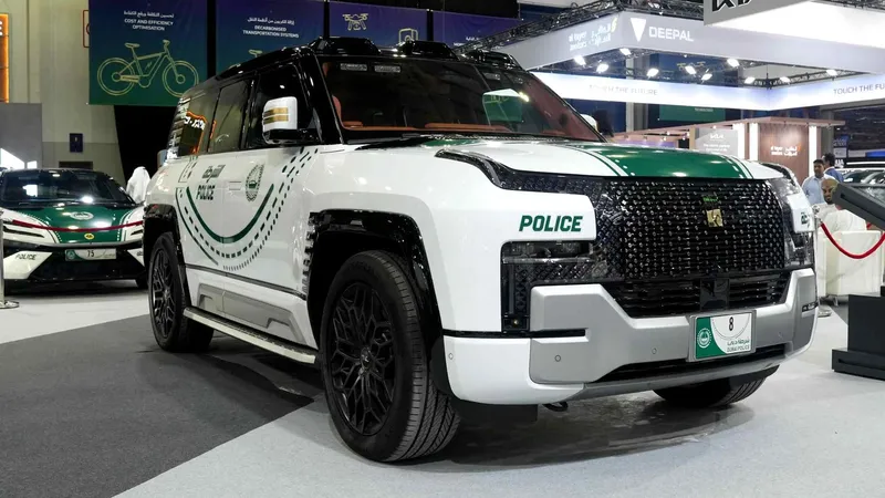 Solo podía ser en Dubái: el SUV eléctrico de BYD más potente del mundo, con 1.197 CV y capaz de flotar, acaba como coche patrulla de la policía