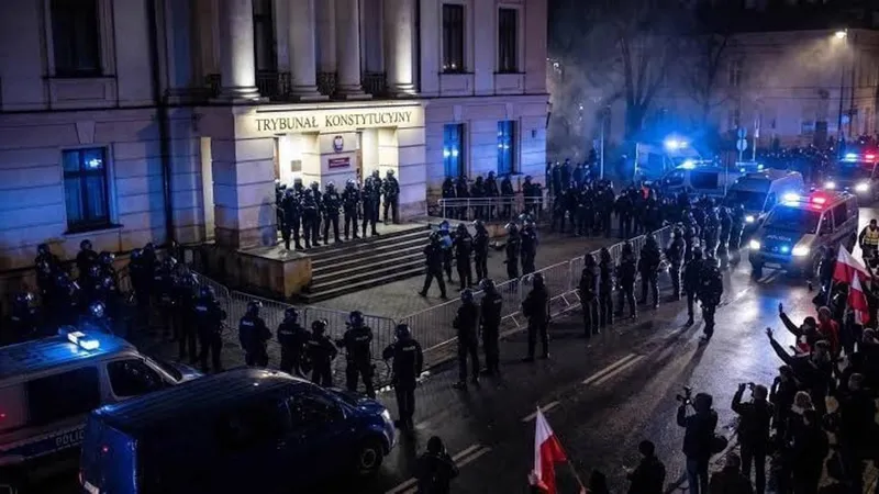 Caos y denuncias de "golpe de Estado" en Polonia, MINUTO A MINUTO