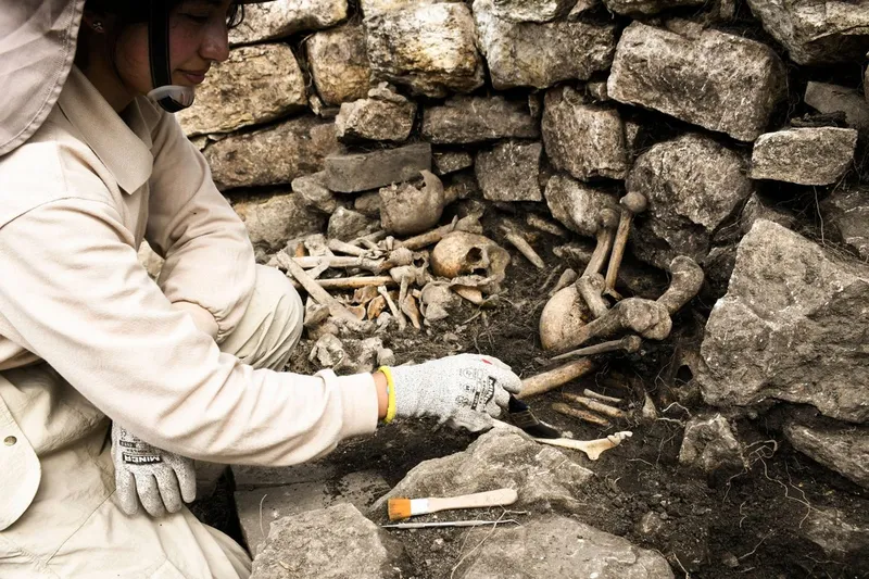 Hallan tumba con restos humanos y ofrendas ceremoniales en sitio preinca Kuélap en Perú