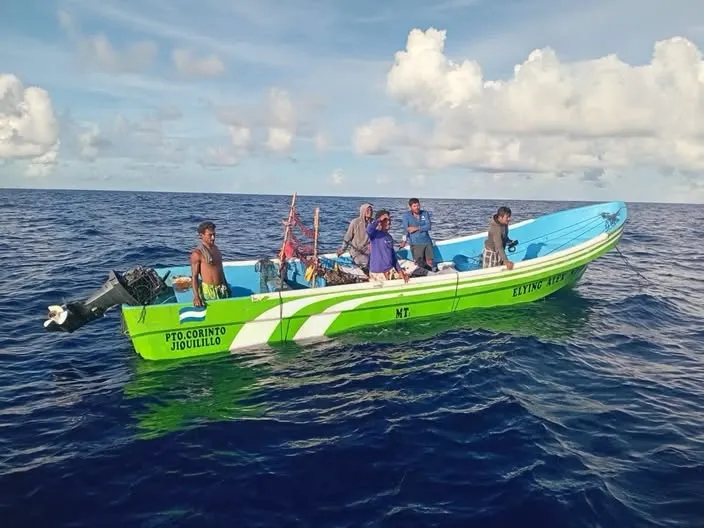 Tras 23 días a la deriva rescatan en Guatemala a cinco pescadores de Masachapa