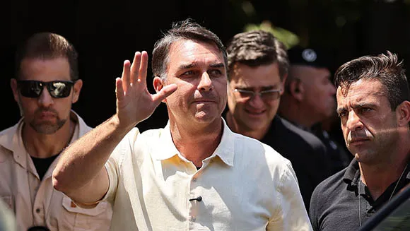 Flávio Bolsonaro habría huido a EE.UU. para pedir asilo político, según medios