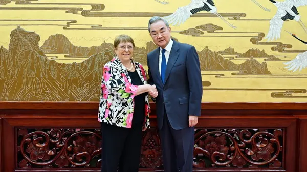 Wang Yi se reúne con la candidata a la ONU Bachelet y respalda un papel más destacado de la ONU
