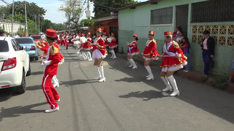 Estudiantes protagonizan jornada patriótica en homenaje a San Jacinto y la Independencia