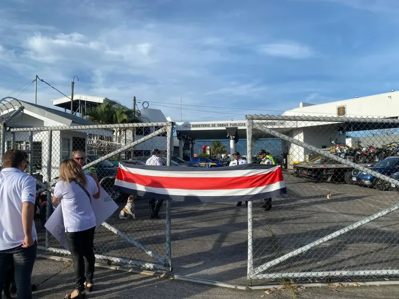 Policías de Tránsito protestan por salarios, uniformes y patrullas en Costa Rica