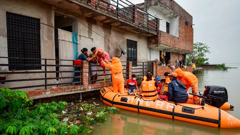 Inundaciones golpean India y obligan a evacuar a miles