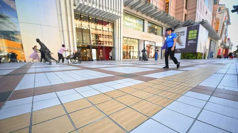 Beijing mejora aceras más seguras y accesibles para las personas con discapacidad visual