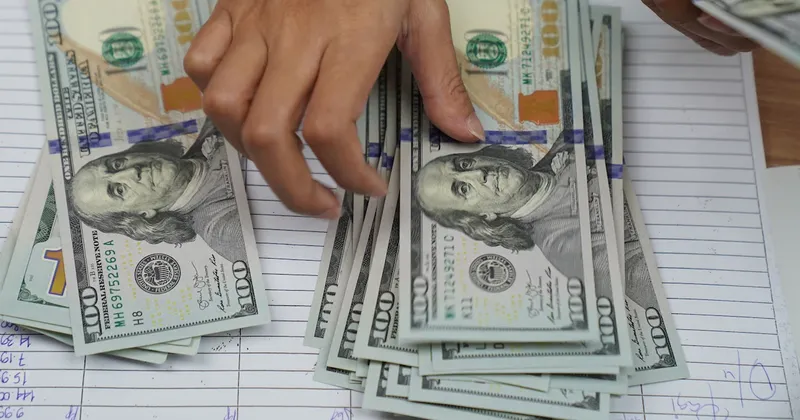 Precio del dólar: la guerra en Medio Oriente impulsa al billete verde