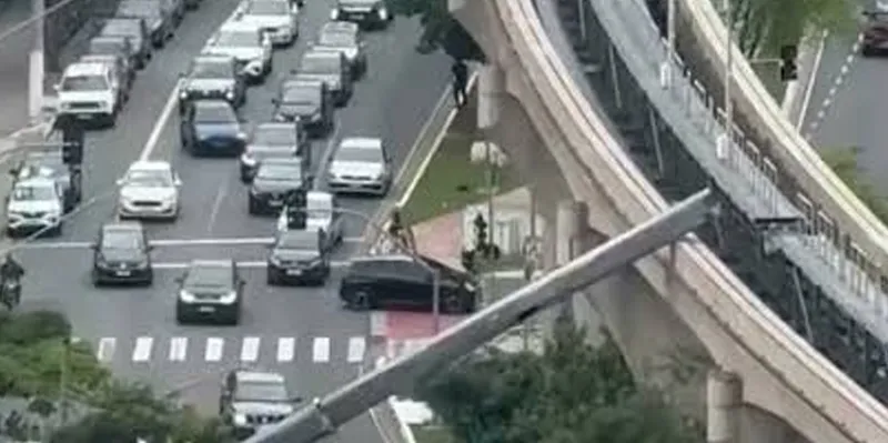 Tren impacta contra una grúa y provoca su caída sobre una avenida de São...