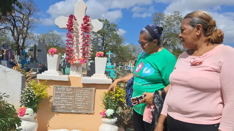 Día de las Madres: familias visitan cementerios de Managua para honrar la memoria de sus seres queridos