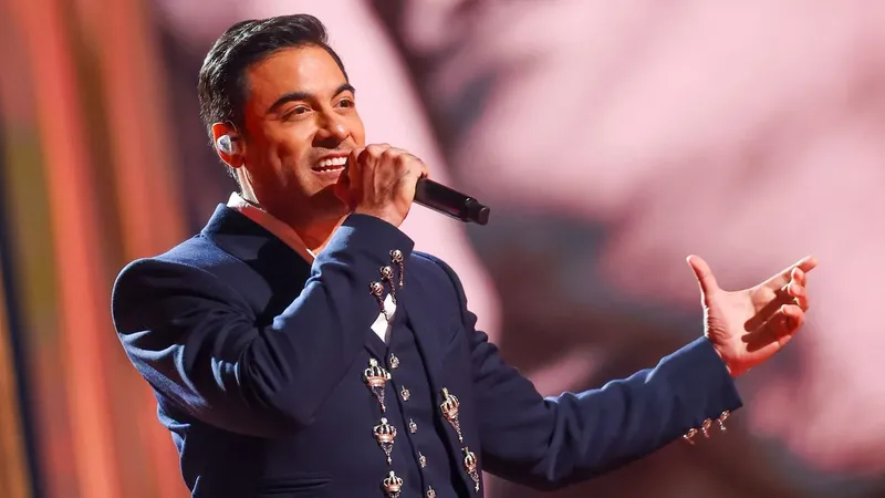 Pese a lesión en las cuerdas, Carlos Rivera hace una significativa presentación en los Premios Billboard de la Música Latina