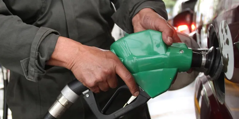 Gasolina Premium ya es más cara que el diésel en México; está a 28.49 pesos por litro