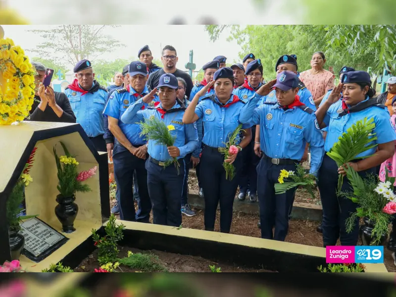 Policía Nacional rinde honores a oficiales caídos en cumplimiento del deber