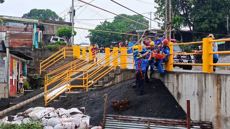 Bomberos Unidos de Nicaragua fortalecen habilidades con ejercicio demostrativo de rescate