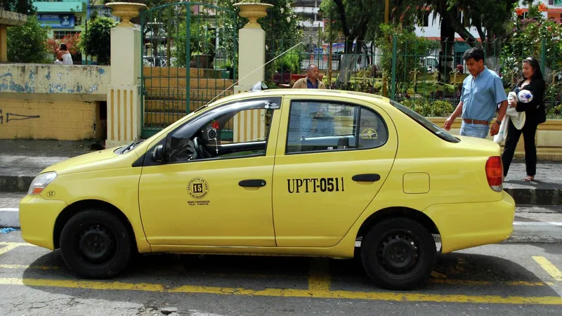"Se quedan con hasta el 50%": el gremio del taxi marcha en Quito contra las plataformas extranjeras