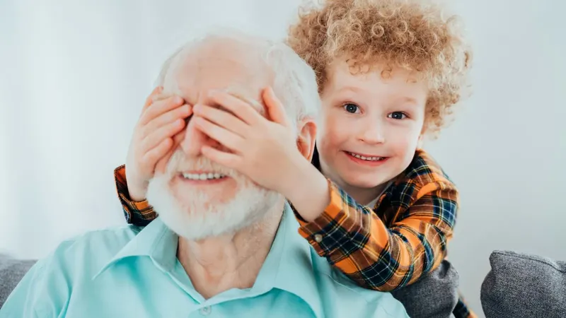 Calzarse sin agacharse by Skechers: así funciona la zapatilla que todos los nietos regalan a sus abuelos