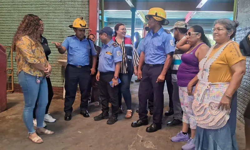 Bomberos supervisan seguridad eléctrica en el mercado Iván Montenegro