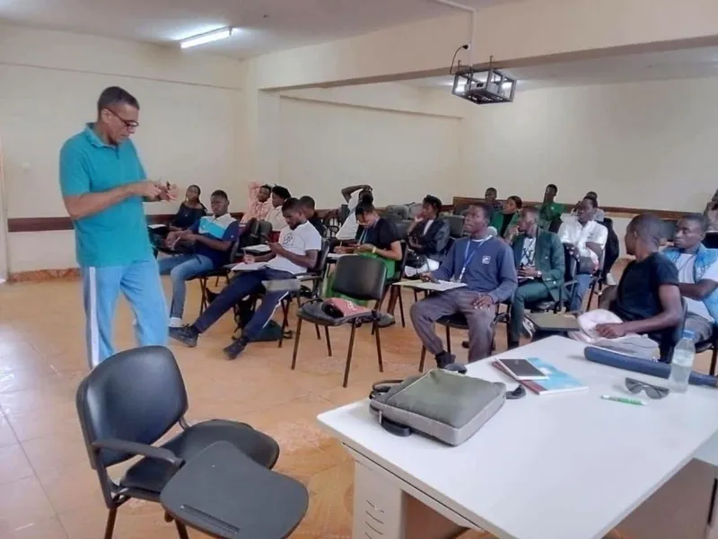 Académico cubano imparte docencia en instituto angolano