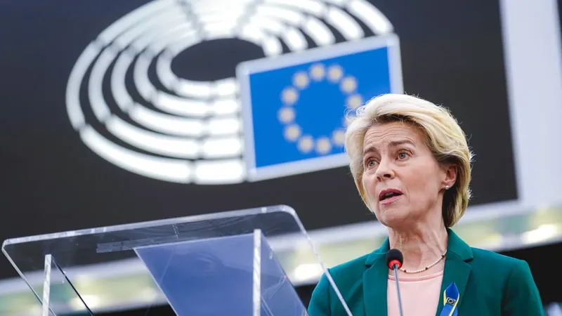 Ursula von der Leyen quiere frenar la IA en tu móvil: “Es hora de bajar el ritmo”