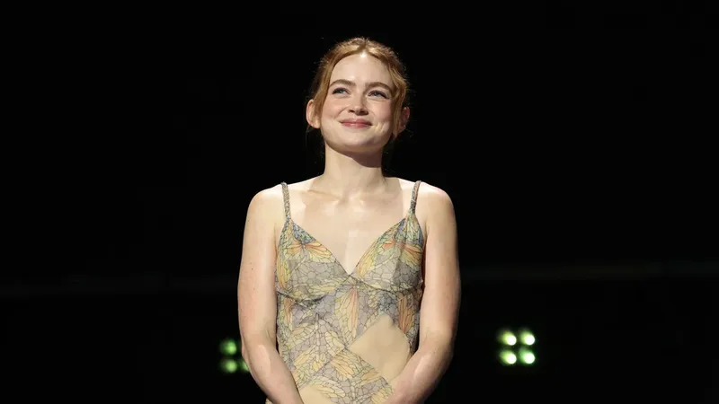 Sadie Sink sorprende con un vestido de archivo lleno de historia