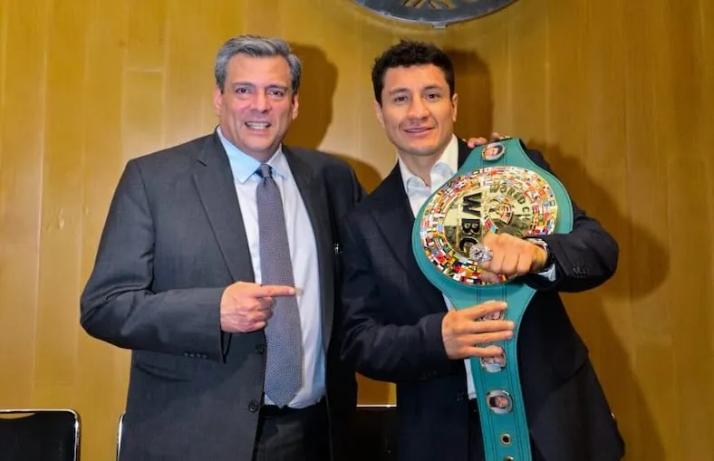William Zepeda recibe el primer anillo de campeón y el cinturón Verde y Oro del CMB