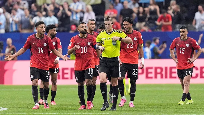 Egipto se queja del arbitraje; dos jugadas, en el ojo de la polémica