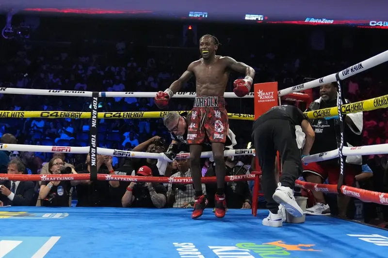 Keyshwan Davis salió airoso ante Nahir Albright, pero sin lucir en el combate