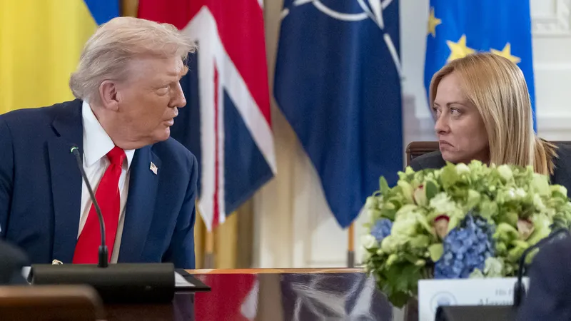 Trump vuelve a atacar inesperadamente a Meloni