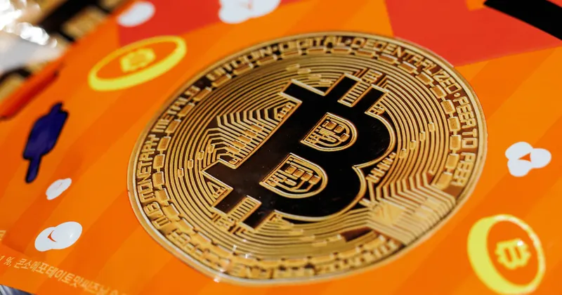 Bitcoin retrocede desde máximo de ocho meses tras rally de 13% en cuatro días