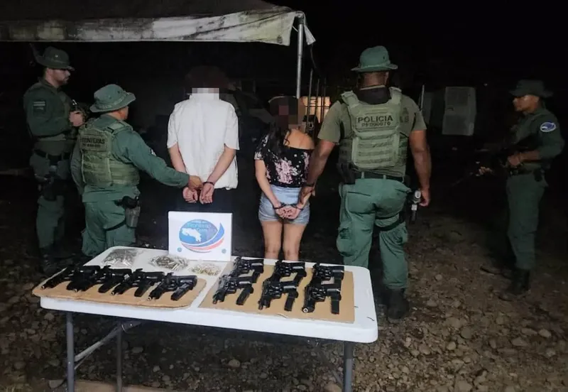 Capturan en Costa Rica a pareja de nicas con 10 pistolas en autobús