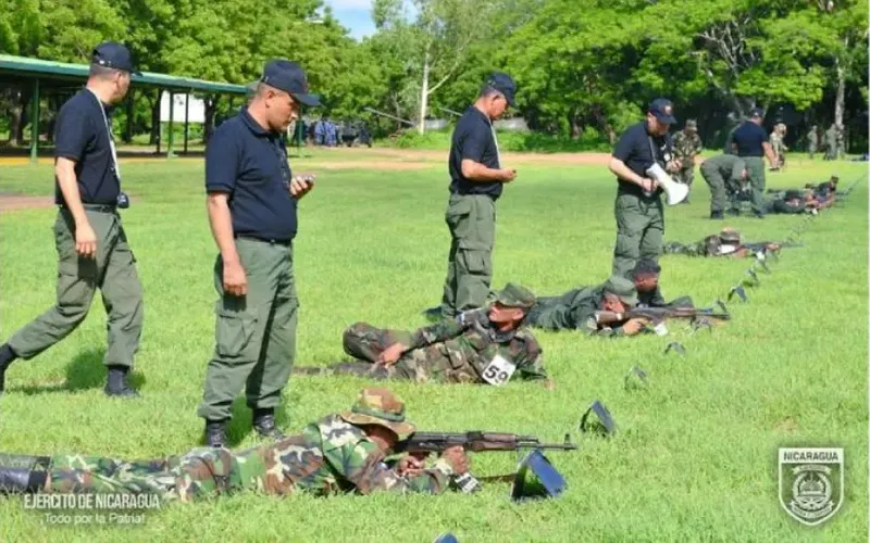 Ejercicio de tiro con armas de infantería, blindados y artillería terrestre