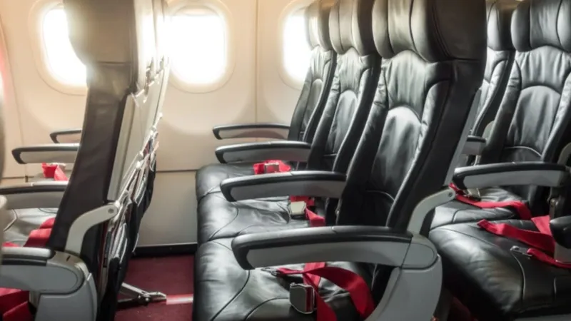 Un pasajero de Ryanair quedó parcialmente fuera del avión: su cinturón evitó una tragedia mucho mayor