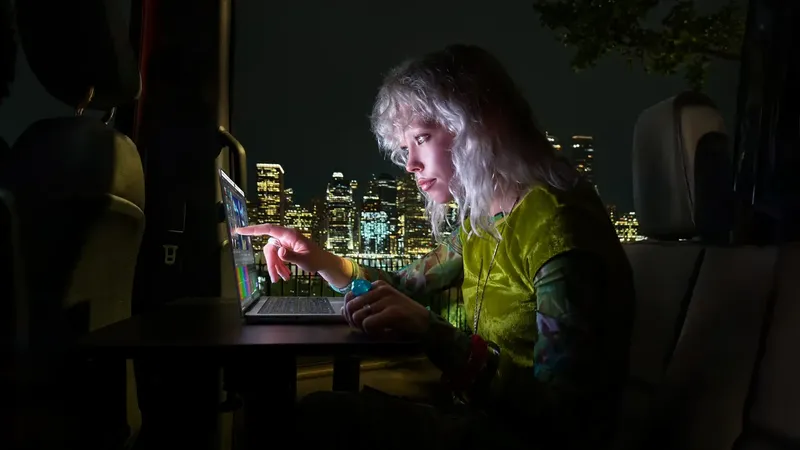 Apple presenta su primera MacBook Pro con pantalla táctil