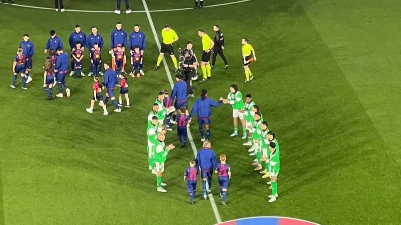 Pasillo del Betis y premios de LaLiga para seis del Barça