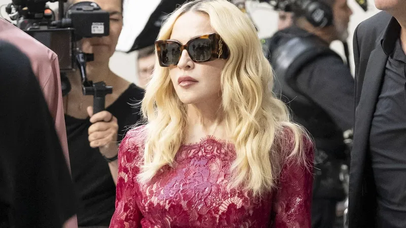Madonna reaparece con un impactante vestido de encaje rojo en el desfile masculino de Saint Laurent
