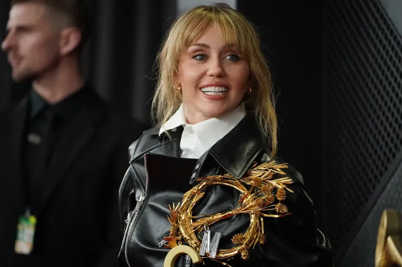 Miley Cyrus anuncia nuevo álbum: “Bass Persuades”
