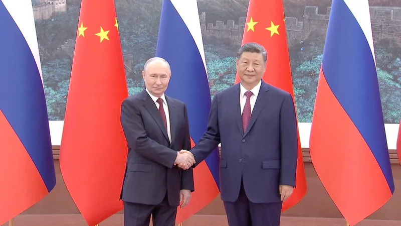 Xi Jinping y Vladímir Putin se estrechan la mano y posan para una foto