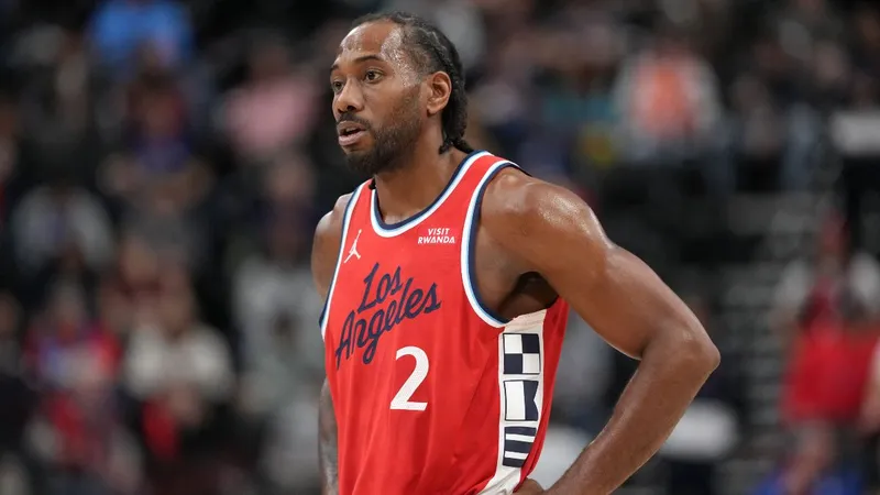 Kawhi renuncia a su bonus por traspaso
