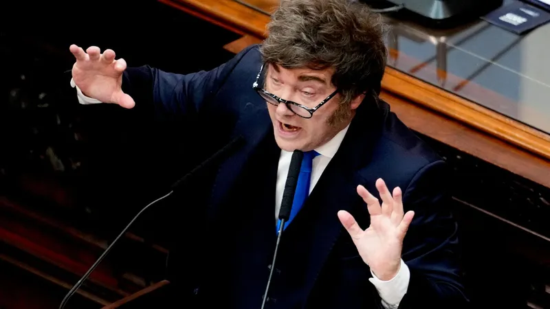 El decreto de Milei para expulsar extranjeros es "muy discrecional" y afectaría libertad de expresión: experto