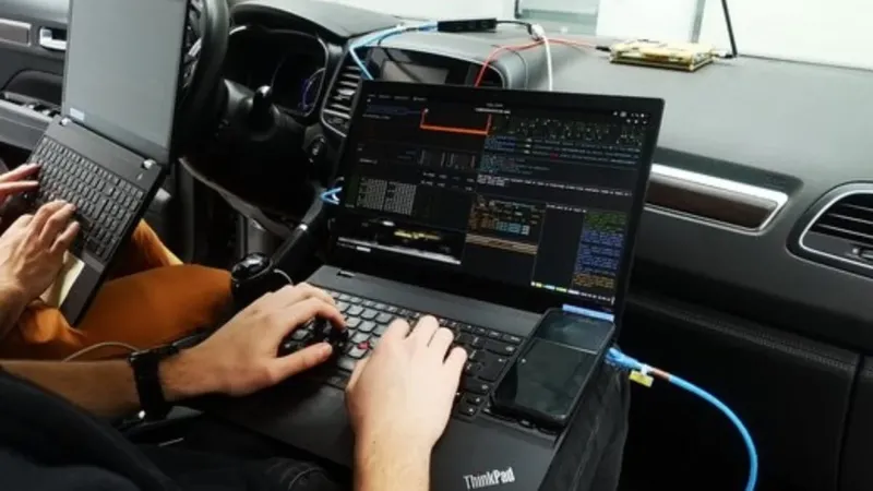 Los autos modernos tienen un problema de seguridad que va mucho más allá de los motores y los frenos. Un estudio encontró 413 vulnerabilidades y muchas están en las aplicaciones que usamos a diario
