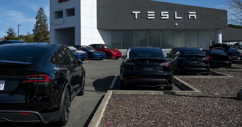 Tesla cae 21% en 2026, pero Wall Street reduce sus recomendaciones de venta