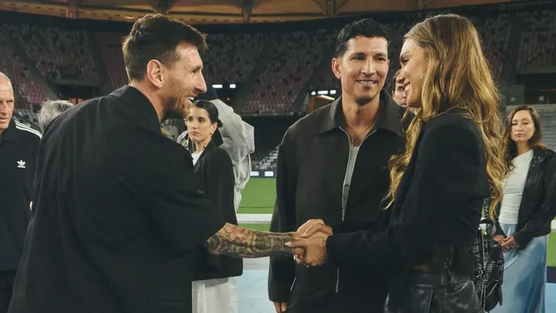 Jessica Alba y su novio Danny Ramírez presumen se encuentro con Lionel Messi en Miami