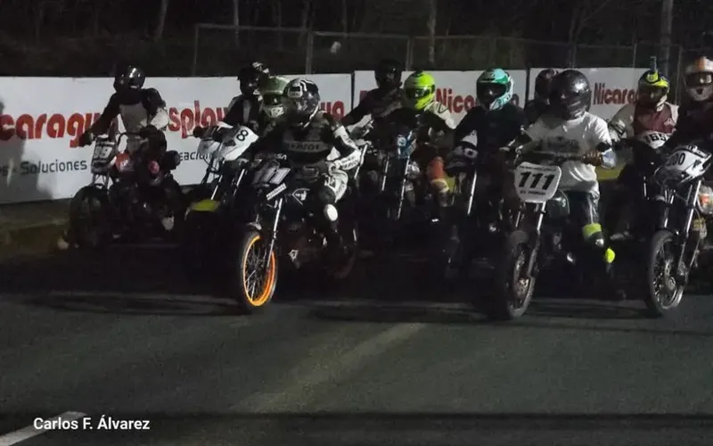 Más de 200 pilotos protagonizan el Primer Circuito Nocturno de Motovelocidad