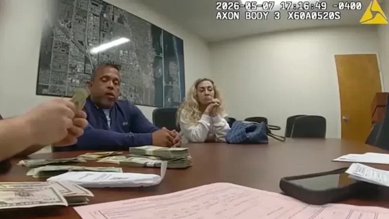 Encuentra una bolsa repleta de dinero y la devuelve a su dueño que planeaba destinarlo al tratamiento de su hermana