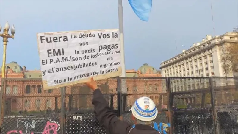 Piden “Fuera Milei” por suicidios y endeudamiento privado en Argentina