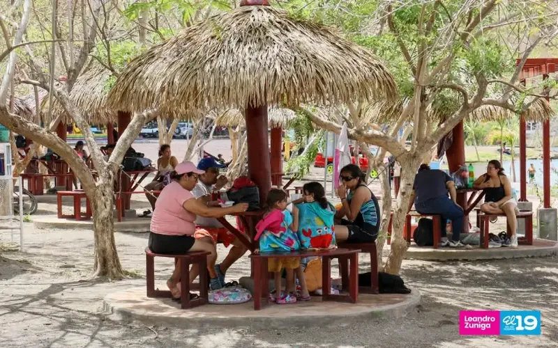 Familias disfrutan las vacaciones patrias en Xiloá