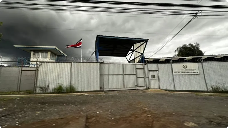 Reclusas violan a compañera por negarse a esconder celular en cárcel de Costa Rica