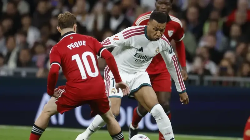 El Sevilla pide una falta en el gol de Mbappé