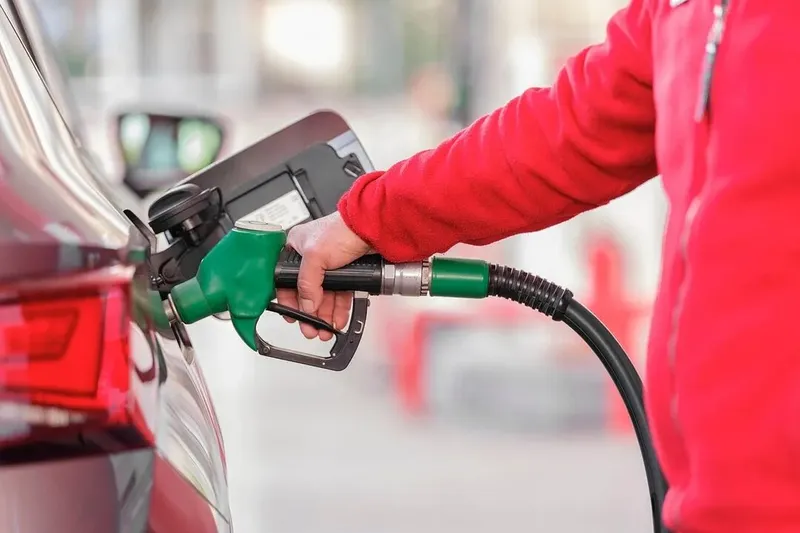Gobierno mantiene estables precios de combustibles y gas en Agosto