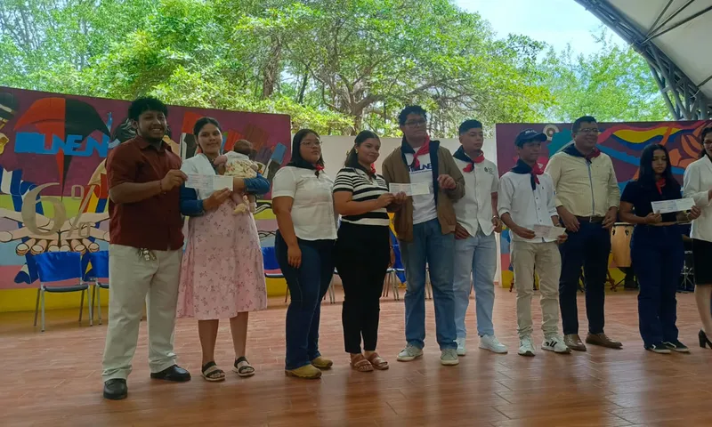 Entregan becas universitarias de presidencia a estudiantes de la UNAN-Managua